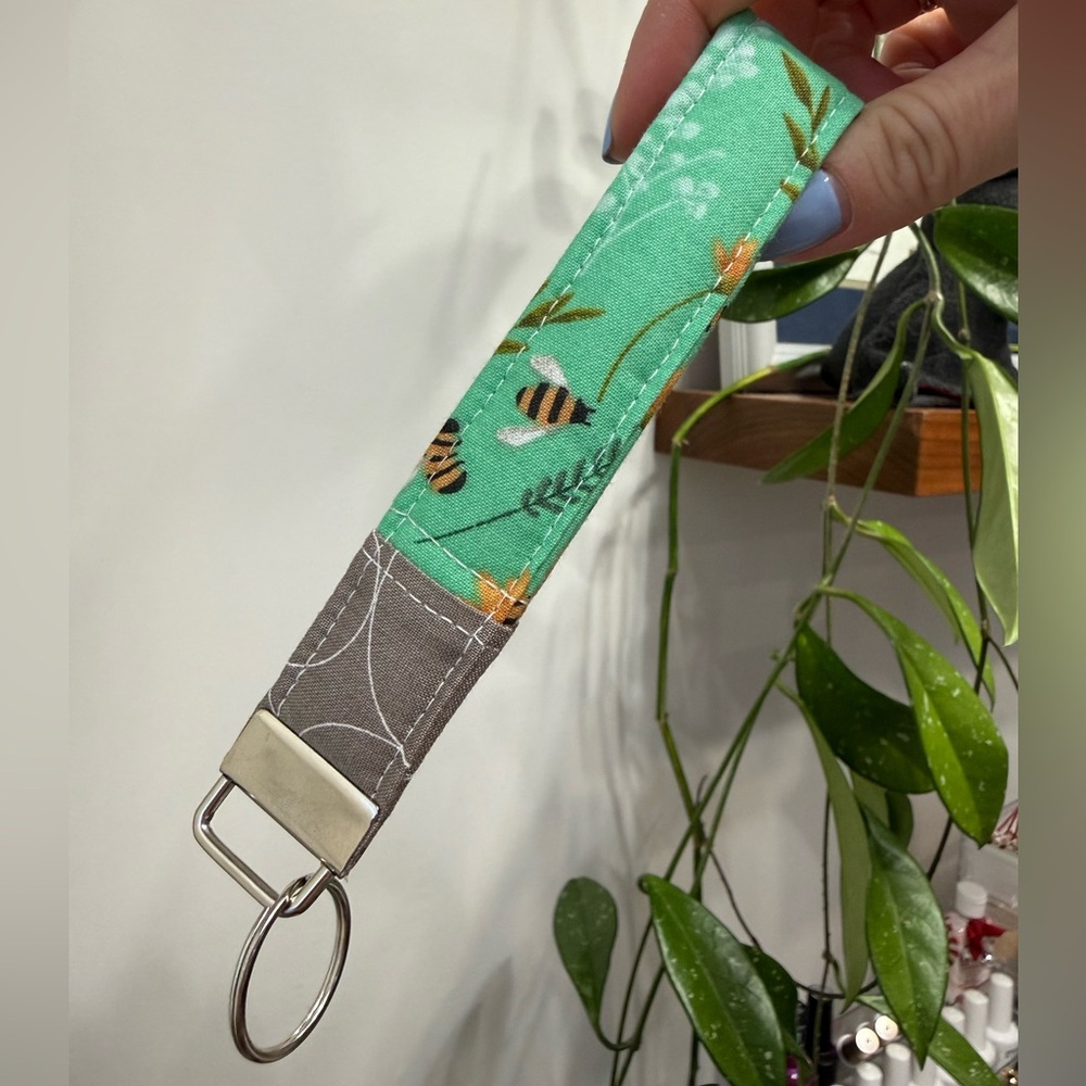 Bee Pattern Keychain Wristlet Handmade - Picture 4 of 4